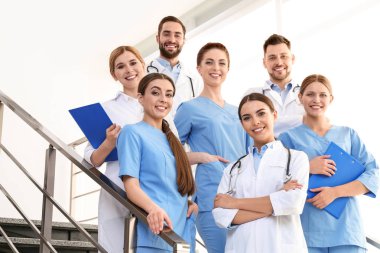 Klinikte bir grup tıp doktoru. Birlik kavramı