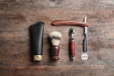 Ahşap arka plan üzerinde erkek kozmetik ürün tüp ile Düz yatıyordu kompozisyon. Tasarım alanı