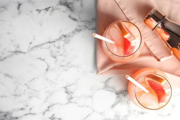 Platt Lay komposition med glas grapefrukt cocktails på marmor bakgrund. Utrymme för text — Stockfoto