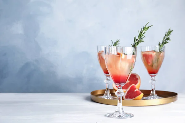 Glas grapefrukt cocktails på bordet. Utrymme för text — Stockfoto