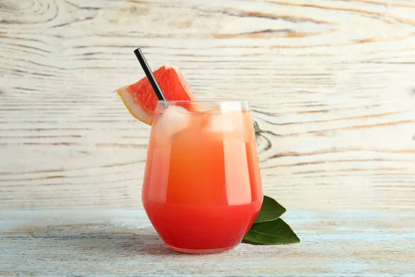 Sklenici grapefruitový koktejl na dřevěný stůl — Stock fotografie