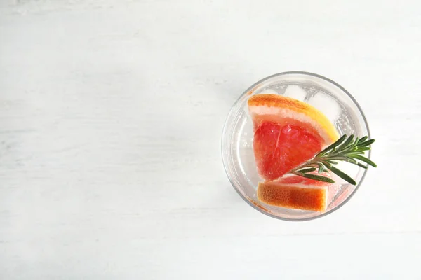 Vaso de agua infundida con rodajas de pomelo sobre mesa blanca, vista superior. Espacio para texto —  Fotos de Stock