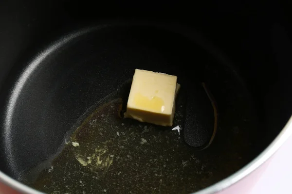 Кусок плавильного масла в горшке, крупным планом — стоковое фото