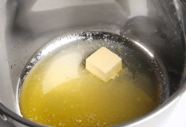 Pedazo de mantequilla derretida en olla, primer plano — Foto de Stock