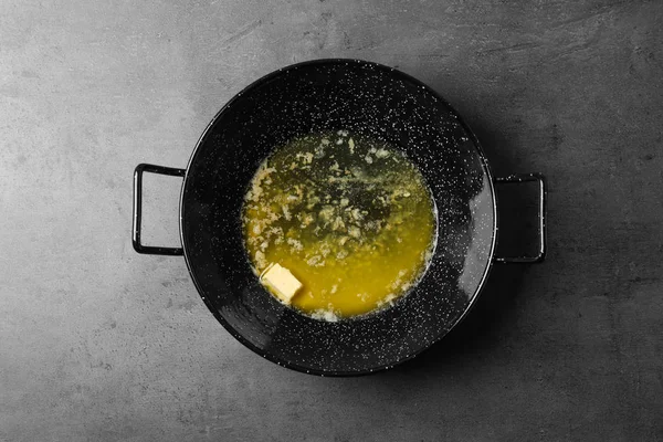 회색 테이블에 녹는 버터와 프라이팬, 상단보기 — 스톡 사진
