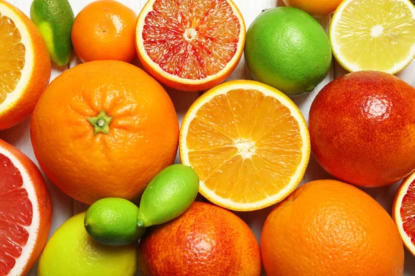 Mnoho různých citrusových plodů jako pozadí, pohled shora — Stock fotografie