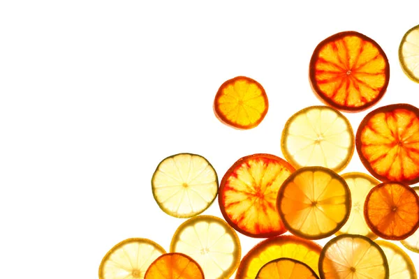 白い背景に柑橘系の果物の照らされたスライス、トップビュー — ストック写真