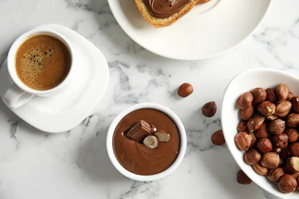 大理石のテーブルに置いたコーヒーと甘いチョコレートムース、フラットレイ — ストック写真