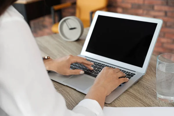 Γυναίκα που χρησιμοποιεί video chat σε laptop στο γραφείο του σπιτιού, κοντινό πλάνο. Χώρος για κείμενο — Φωτογραφία Αρχείου