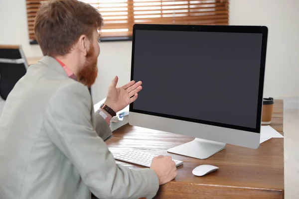 Hombre que utiliza el chat de vídeo en la computadora en la oficina en casa. Espacio para texto —  Fotos de Stock