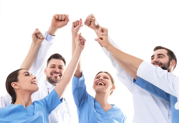 Команда врачей поднимает руки вместе на белом фоне. Концепция единства — стоковое фото