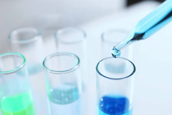 Dripping sample into test tube in chemistry laboratory, closeup — Stock fotografie