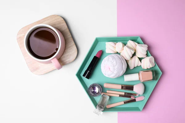 Composição de leigos plana com bebida, doces e cosméticos no fundo de cor — Fotografia de Stock