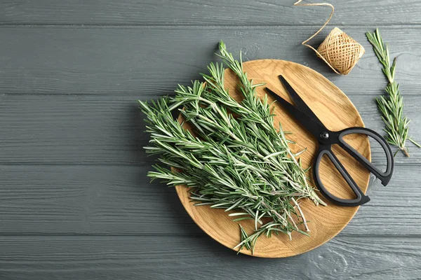 Flache Lagekomposition mit frischen Rosmarinzweigen und Schere auf Holzgrund. Raum für Text — Stockfoto