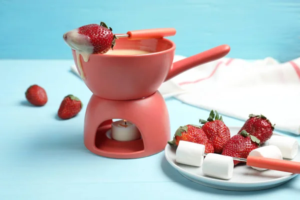 Fondue au chocolat aux fraises et guimauve sur table en bois — Photo