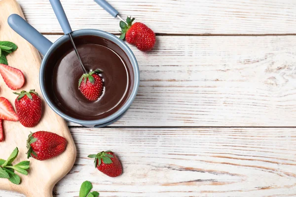 Schokoladenfondue mit Erdbeeren und Eibisch auf Holztisch — Stockfoto