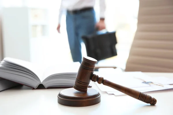 Domare gavel, juridik böcker och papper på bordet i notariekontor — Stockfoto