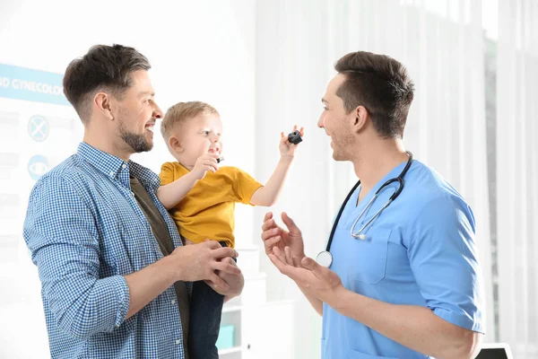 Vader met kind een bezoek aan arts in het ziekenhuis — Stockfoto