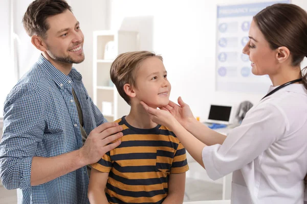 Çocuk lu baba hastanede doktor misafiri