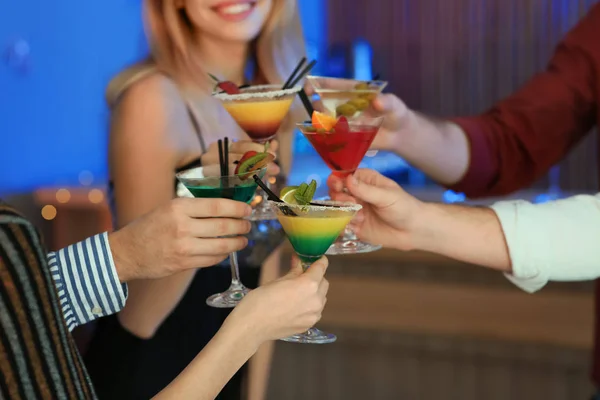 Gruppo di giovani che organizzano cocktail martini alla festa, primo piano — Foto Stock