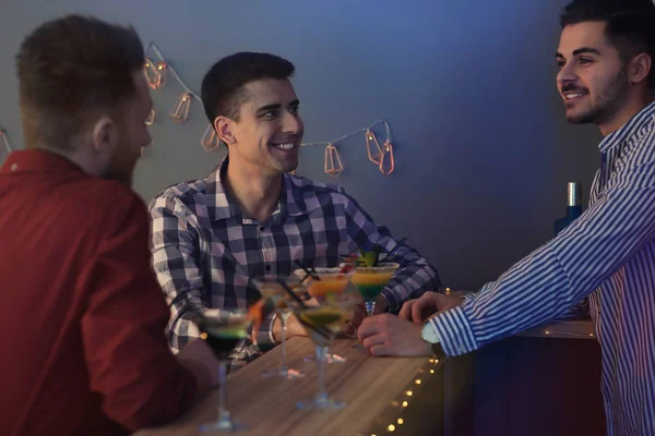 Młodzi mężczyźni z koktajlami martini na imprezie — Zdjęcie stockowe