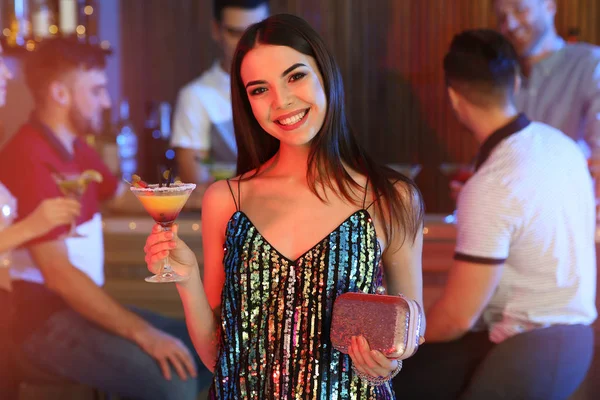 Όμορφη νεαρή γυναίκα με ένα ποτήρι μαρτίνι κοκτέιλ στο μπαρ — Φωτογραφία Αρχείου
