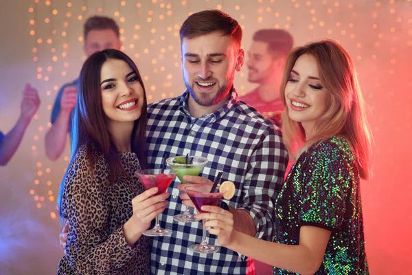 Grupa młodych ludzi posiadających koktajle Martini na imprezie — Zdjęcie stockowe