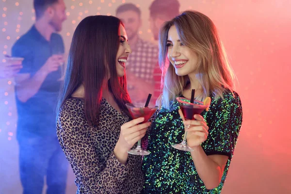 Piękne młode kobiety z koktajlami Martini w barze — Zdjęcie stockowe