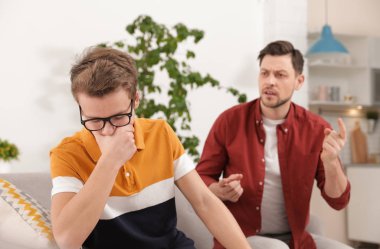 Baba evde onun genç oğlu azarlama