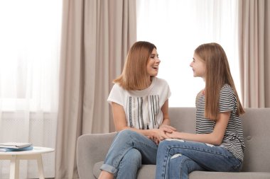 Mutlu anne evde onun genç kızı ile konuşurken
