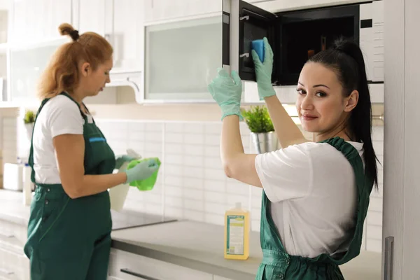 Team di inservienti professionisti pulizia cucina al chiuso — Foto Stock