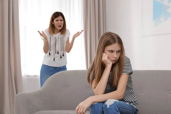 Mãe repreendendo sua filha adolescente em casa — Fotografia de Stock