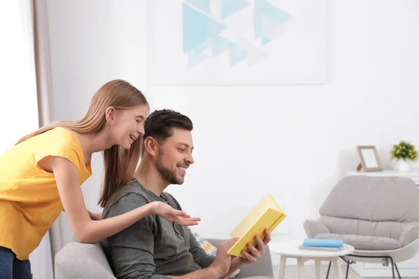 Padre y su hija adolescente con libro en casa — Foto de Stock