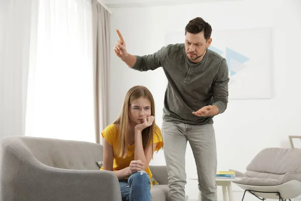 Отец ругает свою дочь-подростка дома — стоковое фото