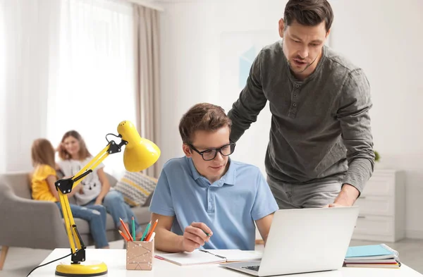 Baba ev ödevi ile genç oğlu yardım kapalı — Stok fotoğraf