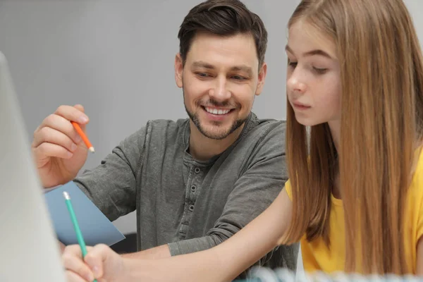 Padre ayudando a su hija adolescente con la tarea en el interior — Foto de Stock