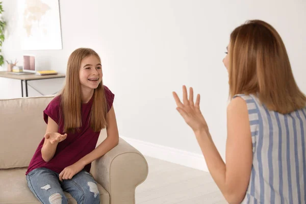 Mãe conversando com sua filha adolescente em casa — Fotografia de Stock