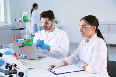 Modern bilimsel laboratuvarda çalışan tıbbi öğrenciler