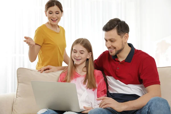 A szülők és a tinédzser lánya laptop számítógép otthon — Stock Fotó