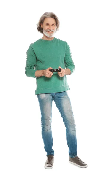 Συναισθηματικός ώριμος άνθρωπος παίζοντας βιντεοπαιχνίδια με χειριστήριο απομονώνεται σε λευκό — Φωτογραφία Αρχείου