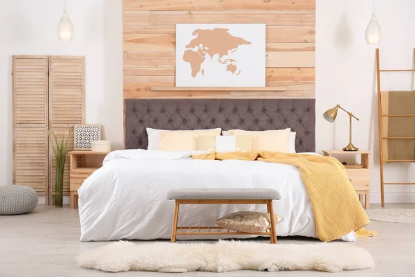 Desain interior modern dari kamar tidur ringan yang nyaman — Stok Foto