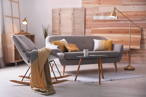 Elegant vardagsrum inredning med bekväm soffa. Idé för heminredning — Stockfoto