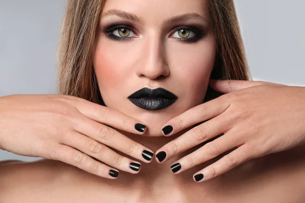 Vacker kvinna med snyggt nagellack på grå bakgrund — Stockfoto