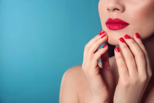 Hermosa mujer con esmalte de uñas con estilo en el fondo de color, primer plano. Espacio para texto —  Fotos de Stock