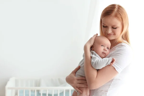 Mãe feliz e seu bebê em casa — Fotografia de Stock