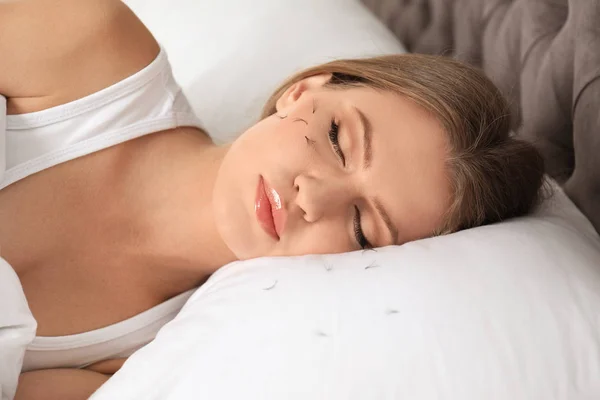 Ung kvinna med eyelash förlust problemet sover i sängen — Stockfoto