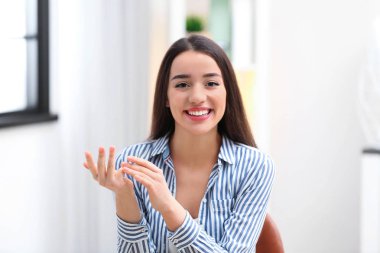 Güzel kadın kapalı sohbet için görüntülü sohbet kullanarak