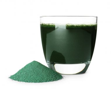 Beyaz arka plan üzerinde spirulina içecek ve toz yığını ile Cam