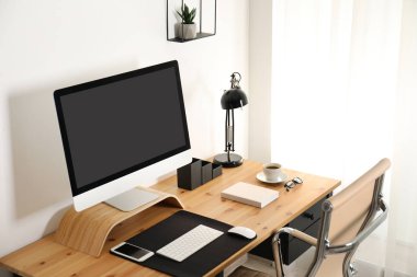 Masada modern bilgisayar ile şık işyeri iç. Tasarım için mockup