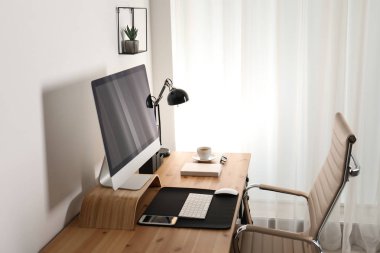 Masada modern bilgisayar ile şık işyeri iç. Tasarım için mockup